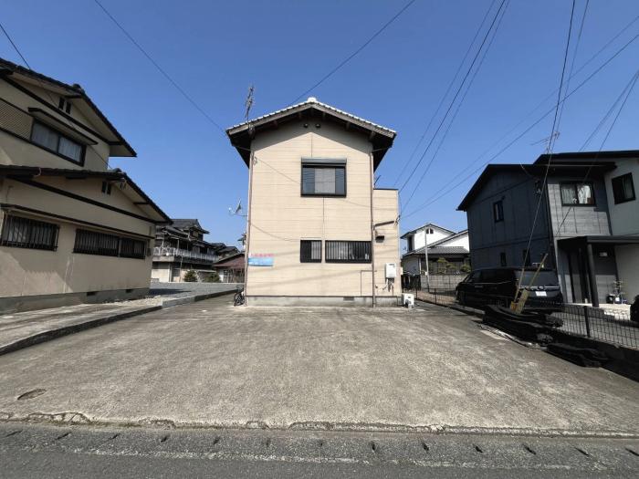 外観前面に広い駐車スペース