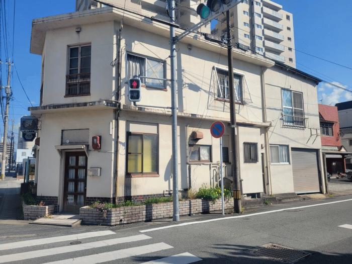 外観角地に立地し視認性の良い外観